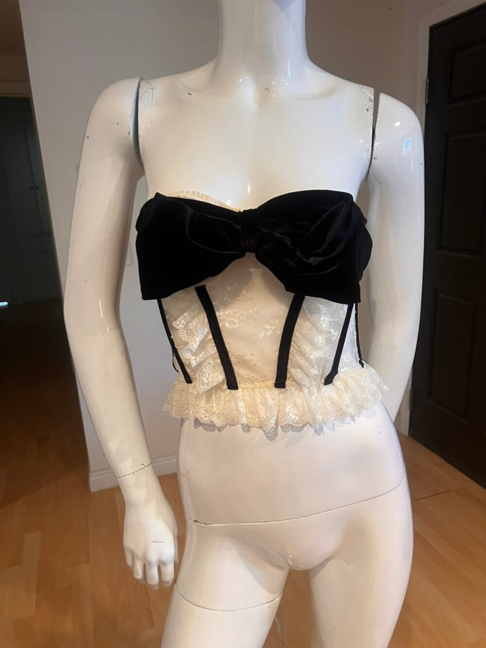 URBAN OUTFITTERS OUT FROM UNDER BOW DOWN TO ME VELVET & LACE CORSET TOP SIZE M